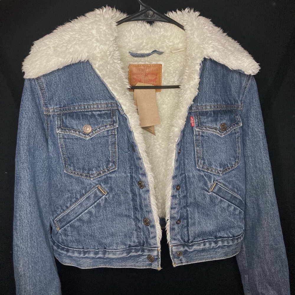 NEW W/ TAGS Levi’s jean jacket with fur lining